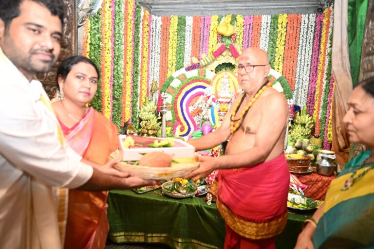 గంగమ్మ తల్లికి కుటుంబ సమేతంగా సారెను సమర్పించిన నగరపాలక సంస్థ కమిషనర్ శ్రీమతి ఎన్.మౌర్య