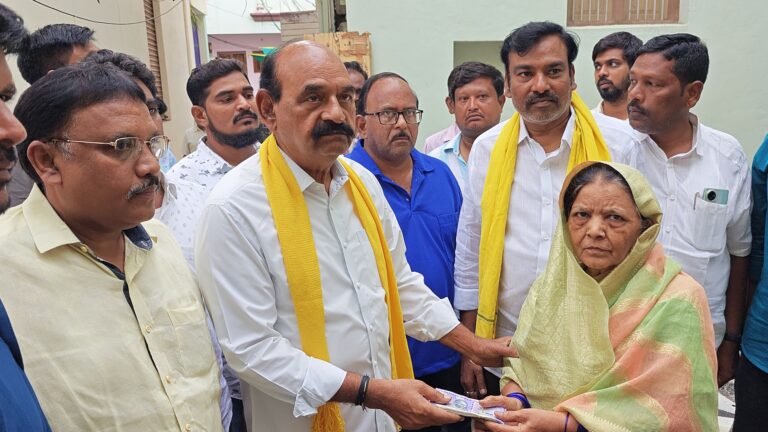 ఎన్ టి ఆర్ భరోసా సామాజిక పింఛన్ల పంపిణీ చేసిన మంత్రి ఫరూక్